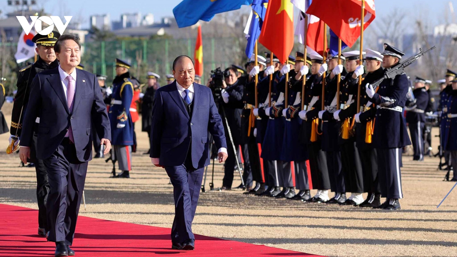 RoK President hosts State-level welcoming ceremony for Vietnamese leader